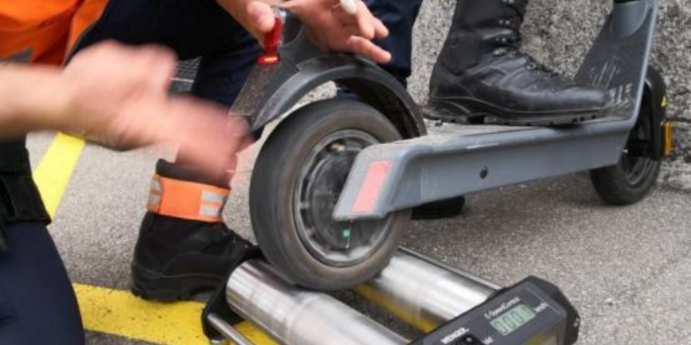 Kontrolle der Maximalgeschwindigkeit von E-Trottinetts