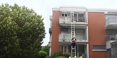 Wegen des dichten Rauchs im Treppenhaus des Sechsfamilienhauses in Sargans musste die Feuerwehr die Bewohner von Balkonen und vom Dach retten.