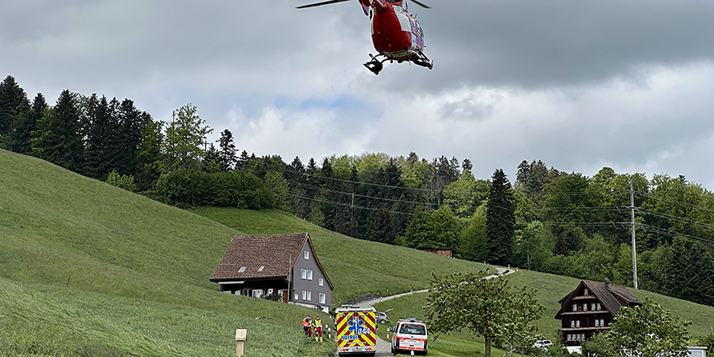 Die Unfallstelle mit dem Rega-Helikopter in der Luft.