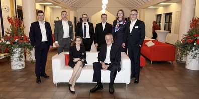 Der Verwaltungsrat der Raiffeisenbank Schänis-Amden. Auf dem Sofa rechts, der scheidende Präsident Armin Jud.