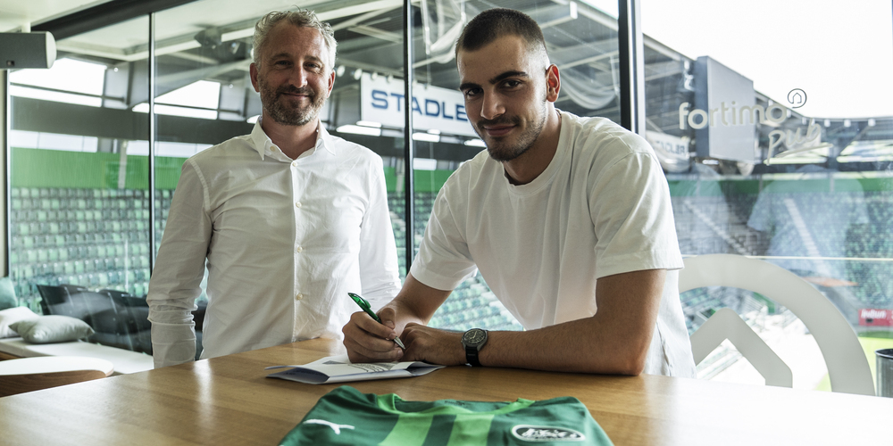 Nur ein halbes Jahr nach dem letzten unterschreibt Jovan Milosevic (rechts) beim FCSG schon wieder einen Leihvertrag; links Sportchef Roger Stilz