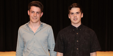 Auszeichnung erhalten: David Aggeler (links) und Jeremy Dietrich haben ihre Lehre als Schreiner mit der hervorragenden Note von 5,4 abgeschlossen. 