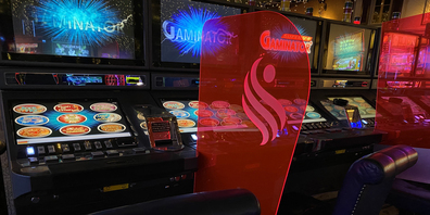 Zwischen den Spielautomaten wurden Plexiglaswände installiert, damit die Gäste auch bei weniger als zwei Meter Abstand geschützt sind. (Bild zvg)