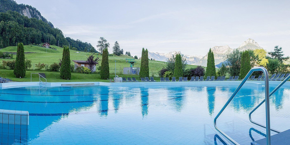 Noch sind die Liegestühle leer, doch bei den Schwyzer Hotels – im Bild der Swiss Holiday Park in Morschach – gingen in den letzten Tagen viele Buchungen vor allem von Schweizer Gästen ein. (Bild pd)