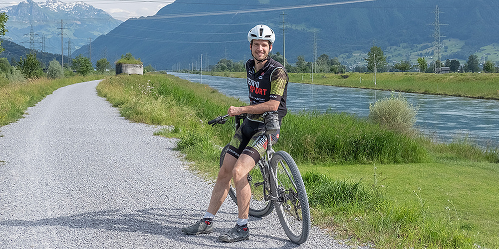 Biken, Laufen, Schwimmen. Silvan Bruhin: «Das Feeling beim Schwimmen in der Linth ist megacool. Wenn man auf die Seite schaut, hat man das Gefühl, doppelt so schnell unterwegs zu sein.»