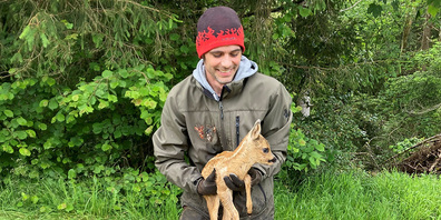 Rolf Fritz aus Wollerau ist Jäger und freiwilliger Helfer im Rehkitz-Team Höfe; aufgespürte Rehkitze werden mit Handschuhen angefasst und in Kisten in Sicherheit gebracht, bis die Wiesen gemäht sind.
