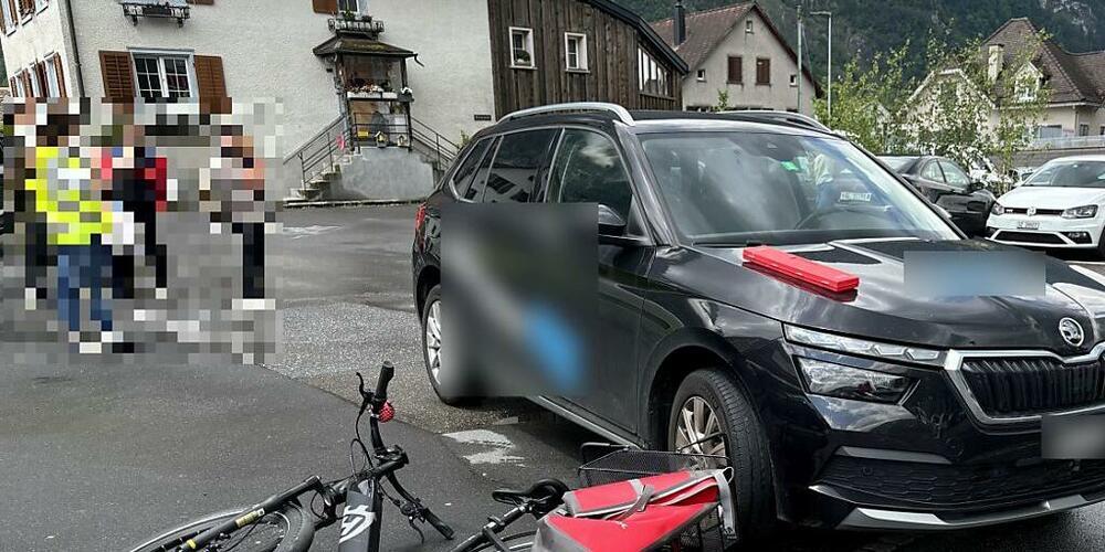 Die E-Bike-Fahrerin sei vermutlich auf dem Trottoir unterwegs gewesen, als sie mit dem einbiegenden Auto kollidierte, schrieb die Polizei.