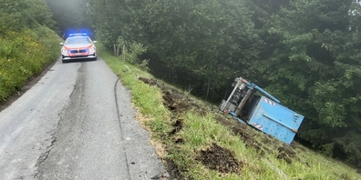 Beim Lastwagen-Unfall in Wangs erlitt der Chauffeur unbestimmte Verletzungen und es entstanden mehrere zehntausend Franken Sachschaden.