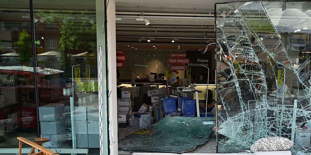 Der Mann fuhr in Schwarzenbach SG im Rückwärtsgang in das Möbelgeschäft.