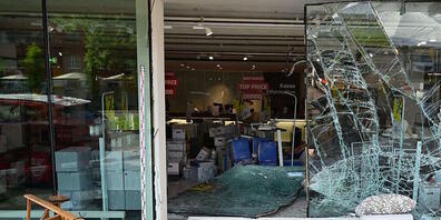 Der Mann fuhr in Schwarzenbach SG im Rückwärtsgang in das Möbelgeschäft.