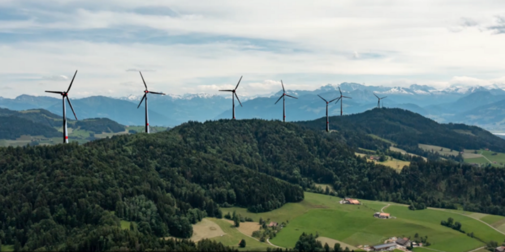 Ob Bettswil, Bäretswil: Blick gegen Stüssel, Allmen und Bachtel. Hintergrund: Schwarzenberg, Speer, Glarner Alpen und Oberer Zürichsee.