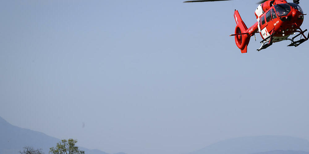 Ein Rega-Helikopter brachte den Verunglückten von Elm nach Chur ins Spital. (Symbolbild)
