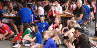 Wertzerfall: das italienische Blau verblasst - auch hier beim Public-Viewing in Jona.