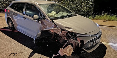 Auch bei diesem Auto entstand Sachschaden. Ein Autofahrer wurde leicht verletzt.
