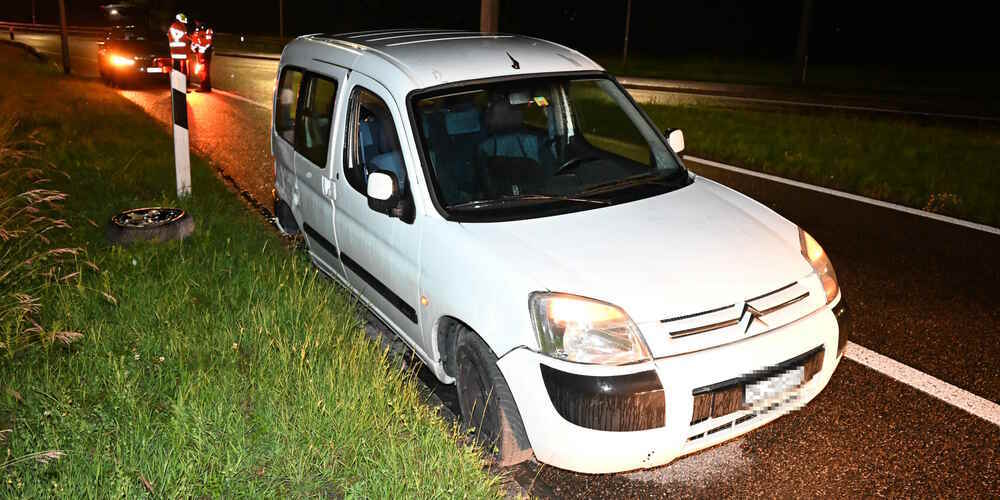 Dem Fahrer platzte während der Fahrt der Reifen.