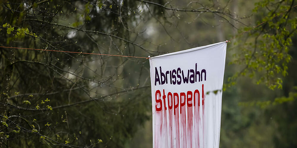 Umweltaktivisten besetzten im April 2023 einen Rümlanger Wald, um gegen eine Deponie-Erweiterung zu protestieren: Das Bezirksgericht Dielsdorf befasst sich nun mit dem Fall. (Archivbild)