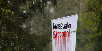 Umweltaktivisten besetzten im April 2023 einen Rümlanger Wald, um gegen eine Deponie-Erweiterung zu protestieren: Das Bezirksgericht Dielsdorf befasst sich nun mit dem Fall. (Archivbild)
