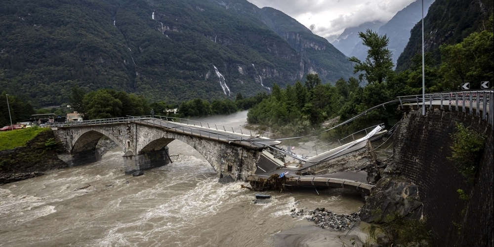 Eingestürzte Brücke nach schweren Unwettern im Maggiatal.