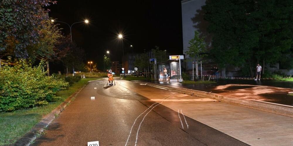 Die Polizei hat nach einem Selbstunfall in Volketswil am Samstagabend zwei junge Männer festgenommen. Es besteht der Verdacht auf ein Raserdelikt.