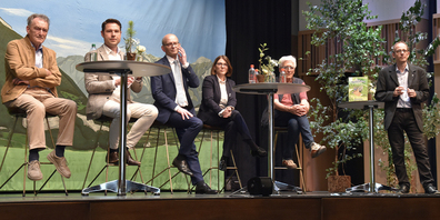 Hochkarätiges Podium: Neuropädiater Markus Weissert (WWF St. Gallen), Oliver Hugi (Head Solar bei der Axpo), Paul Steffen (stv. Direktor des Bundesamtes für Umwelt [Bafu]), Grünen-Nationalrätin Franziska Ryser und Tierfilmer Andreas Moser diskutierten unter der Leitung von Moderator Markus Roth (von links) vor den Alpenländischen Forstvereinen über den Schutzwald. 