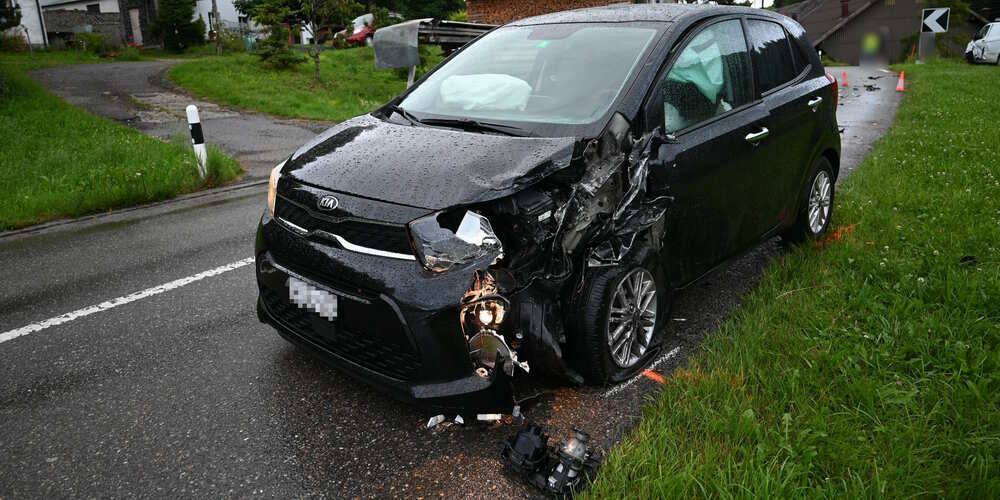 Der 18-jährige Fahrer kollidierte mit einem entgegenkommenden Lieferwagen.