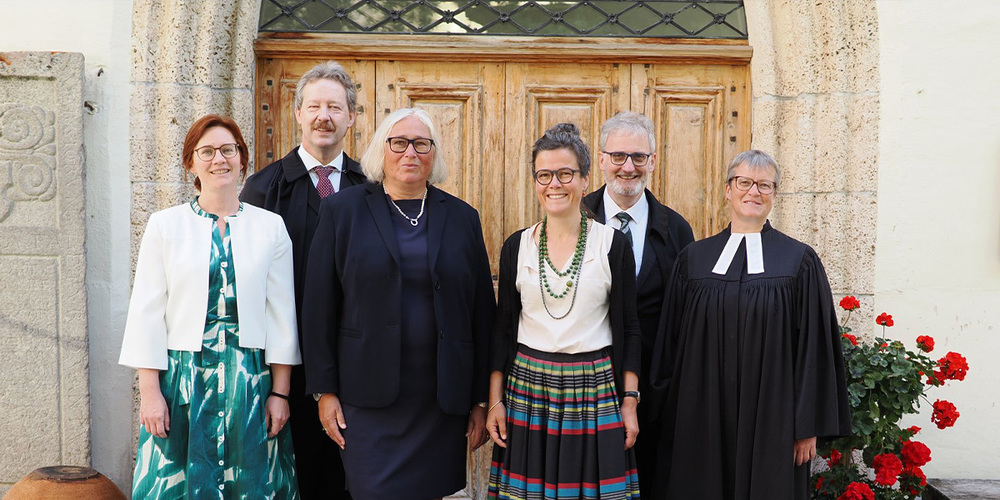 Bild: Willkomm für drei neue Pfarrerinnen. Vordere Reihe von links: Kirstin Schneebeli-Koppelin, Dr. Barbara Hanusa und Noa Yvonne Zenger. Mit im Bild der Dekan Thomas Müller-Weigl mit Vizedekan Albrecht Merkel und Vizedekanin Simone Straub.   