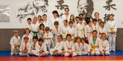 Das Trainerteam gratuliert den Judokas zur bestandenen Prüfung.