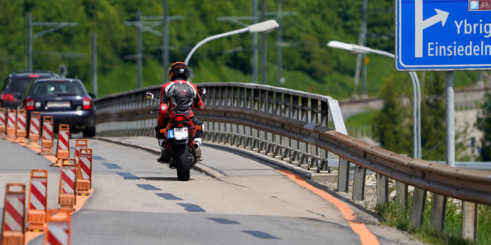 Die Markierung der Baustelle in Biberbrugg wurde nach einem Motorradunfall angepasst. (Bild Geri Holdener)