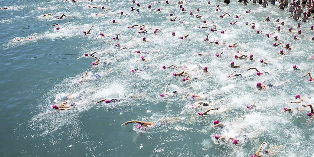 Die Schwimmerinnen und Schwimmer müssen sich gedulden: Die Stadtzürcher Seeüberquerung findet frühestens nächste Woche statt. (Archivbild)