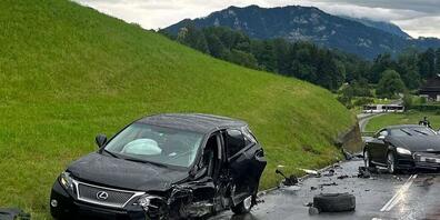 Die Strasse war nach dem Unfall während mehreren Stunden gesperrt.