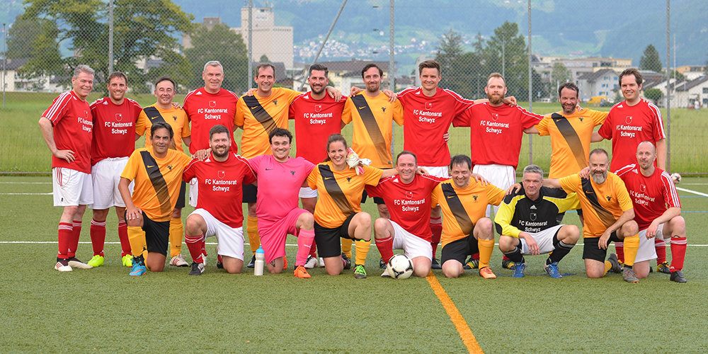 Der FC Kantonsrat Schwyz und der FC Landrat Uri nach dem Abpfiff des Axenderbys 2024 in Brunnen