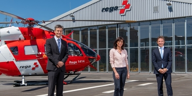 Von links: Rega-Chefarzt Dr. Roland Albrecht, Heidi Hanselmann, Regierungspräsidentin und Vorsteherin des St.Galler Gesundheitsdepartements, und Rega-CEO Ernst Kohler vor dem Hangar der Einsatzbasis St.Gallen.