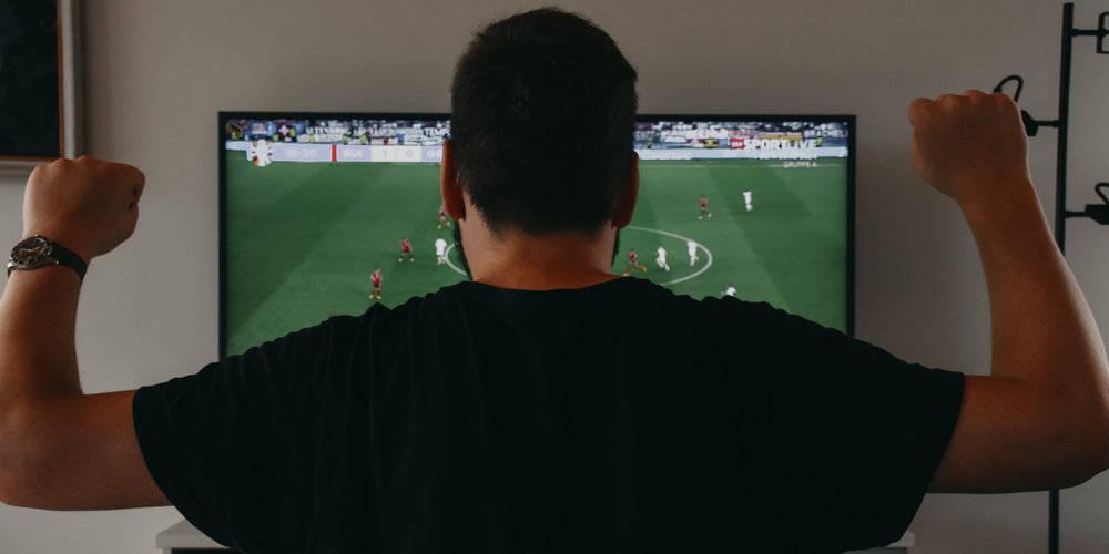 Die Fussball-EM zieht die Schweizerinnen und Schweizer vor den Fernseher. (Symbolbild)