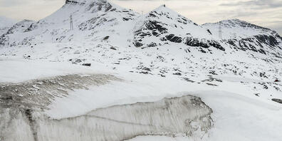 Schneehaufen auf dem Vorab Gletscher im Bündner Skigebiet Flims Laax Falera. Die nun bewilligte Solar-Grossanlage würde in der Nähe der Bergstation (rechts im Bild) entstehen. Ein Bauentscheid steht aber noch aus. (Archivbild)