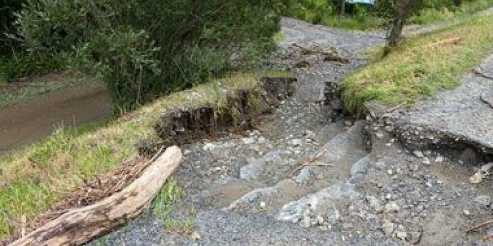 Der beim Hochwasser leicht beschädigte Reussdamm.