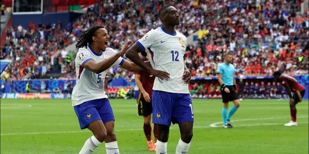 Randal Kolo Muani (r.) beim Torjubel.