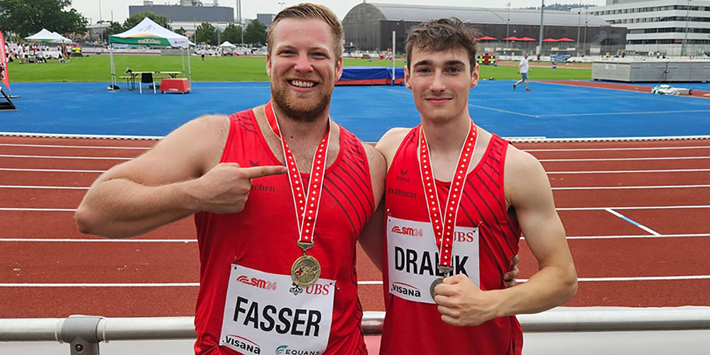 Ausserschwyzer Medaillengewinner unter sich: Diskuswerfer Tim Fasser (links) und Hochspringer Jan Drabik.