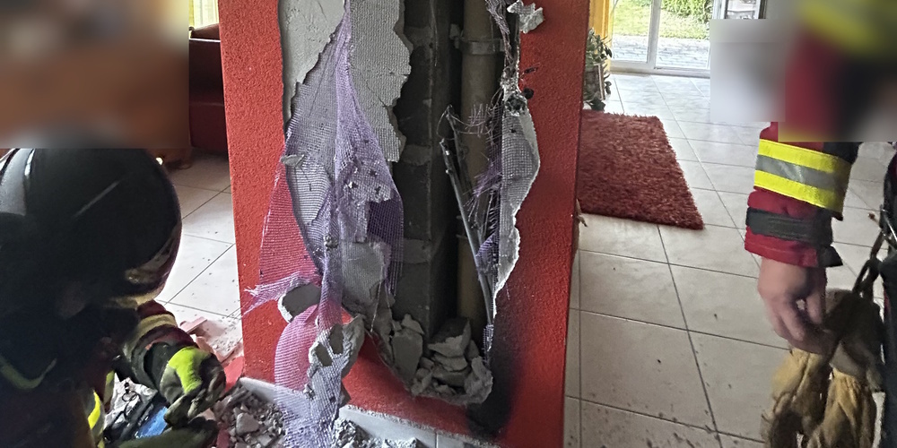 Das Feuer brannte ein Loch in die Wand, in der das Kabel steckte.