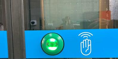 Die Verkehrsbetriebe Zürich testen im und am "InnoTram" unter anderem berührungslose  Türöffnungs-Knöpfe.