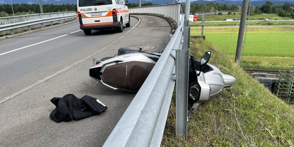 Die 17-jährige Rollerfahrerin verletzte sich beim Sturz.