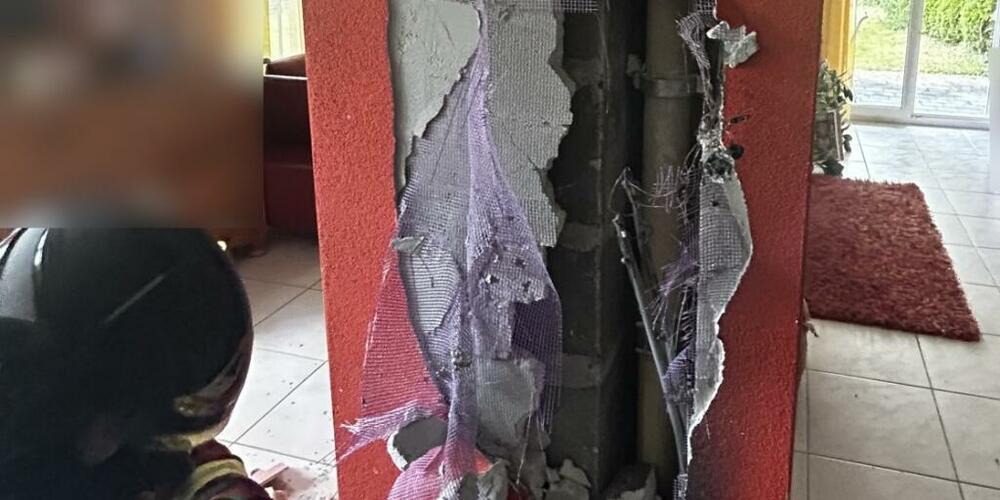 Von der Steckdose aus kletterte das Feuer die Wand hoch, bis es von selbst erlosch.