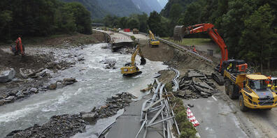 Die Reparaturarbeiten an der schwer beschädigten A13 im Bündner Südtal Misox laufen auf Hochtouren. Am Freitagmorgen soll in beide Richtungen je eine Spur wiedereröffnet werden. (Archivbild)