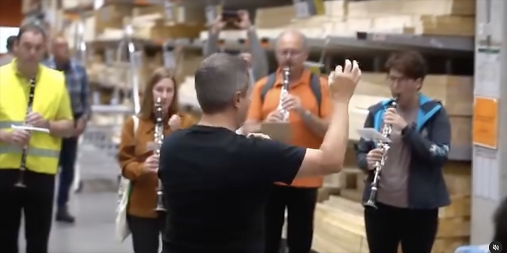 Der Musikverein Galgenen überraschte mit einem Flashmob im Hornbach.