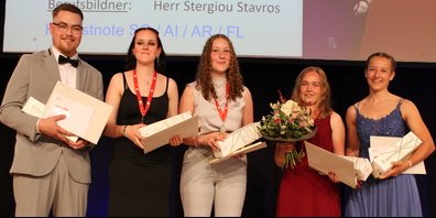 Sie waren die besten Restaurantfachfrauen und -männer EFZ dieses Jahrganges, von links: Robin Braunwalder (5,1, Eschlikon, Hotel Rössli, Tufertschwil), Michelle Stirnimann (5,2, St. Gallenkappel, Restaurant Waldegg, St. Gallenkappel), Renja Spühler (5.3, Kaltbrunn, Restaurant Waldegg, St. Gallenkappel), Jule Colruyt (5,5, Lichtensteig, Bodega Noi, Lichtensteig) und Nadja Widmer (5,0, Benken, Restaurant Waldegg, St. Gallenkappel).