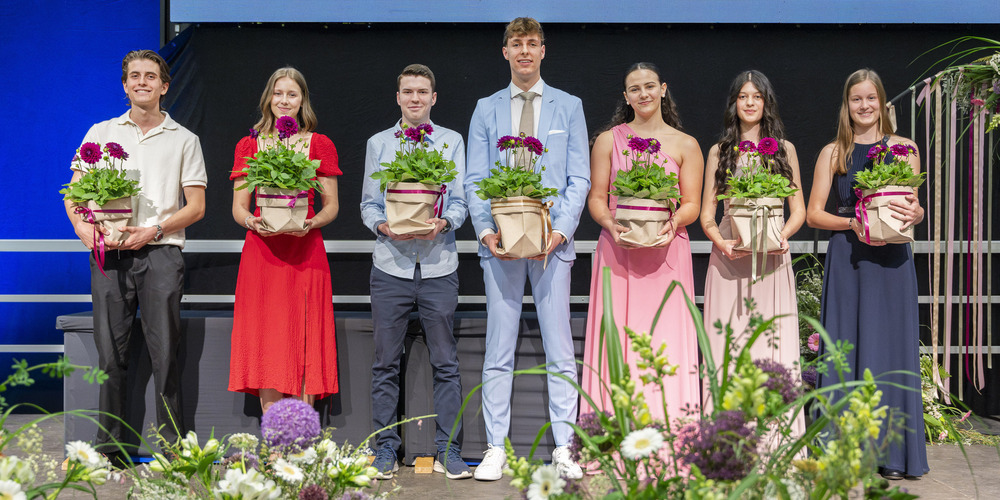 Die Besten ihres Jahrgangs, vl. Jonathan Auernigg, Rahel Fabia Isenring, Leon Wachter, Michele Kaufmann, Tamara Kayhan, Shamina Rohrer, Joelle Walser.