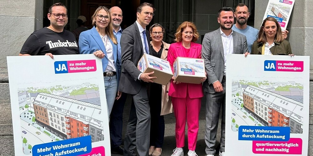 Heute Mittwoch reichte das illustre Komitee die über 4000 Unterschriften vor dem Stadthaus ein. 