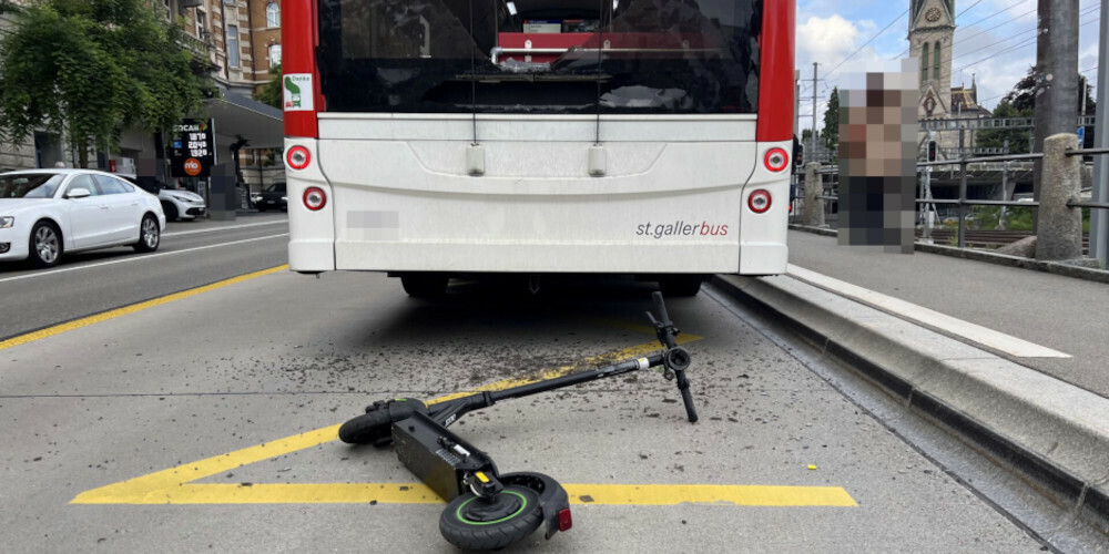 Durch den Aufprall wurde die Heckscheibe des Busses eingeschlagen.