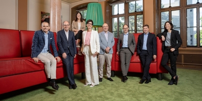 St.Galler Regierungsfoto 2024: (v.l.) Staatssekretär Benedikt van Spyk, Bruno Damann, Laura Bucher, Regierungspräsidentin Susanne Hartmann, Beat Tinner, Marc Mächler, Christof Hartmann, Bettina Surber.
