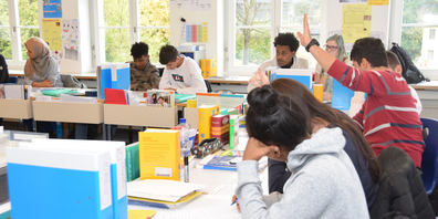 Ein Bild aus vergangenen Tagen – noch ist es nicht soweit: An Schwyzer Mittel- und Berufsfachschulen findet bis zu den Sommerferien kein Präsenzunterricht statt. (Bild Archiv)