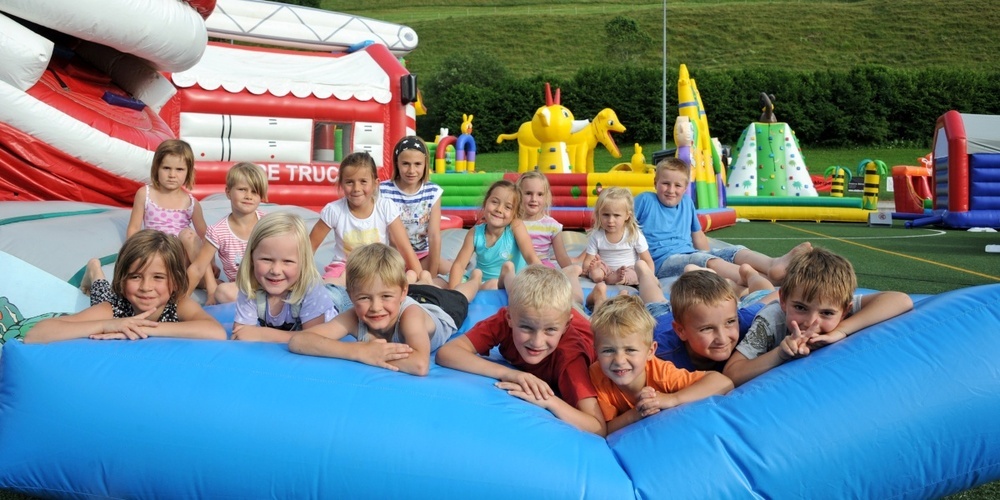 Der grösste Hüpfburgen-Funpark der Schweiz gastiert vom kommenden Samstag bis am 26. Juli auf dem Sportplatz in Bühler. 